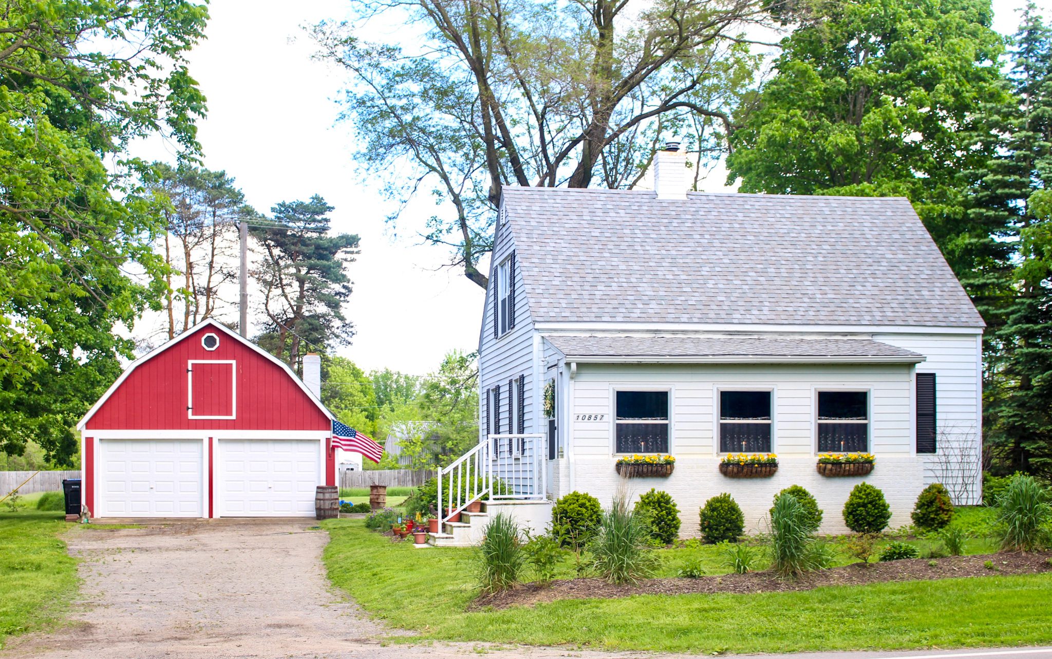 Hamburg, Michigan Home with Curb appeal completed by a LawnGuru Pro